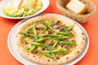 ５月のおすすめ　グリーンアスパラともち豚ひき肉のピッツァセット